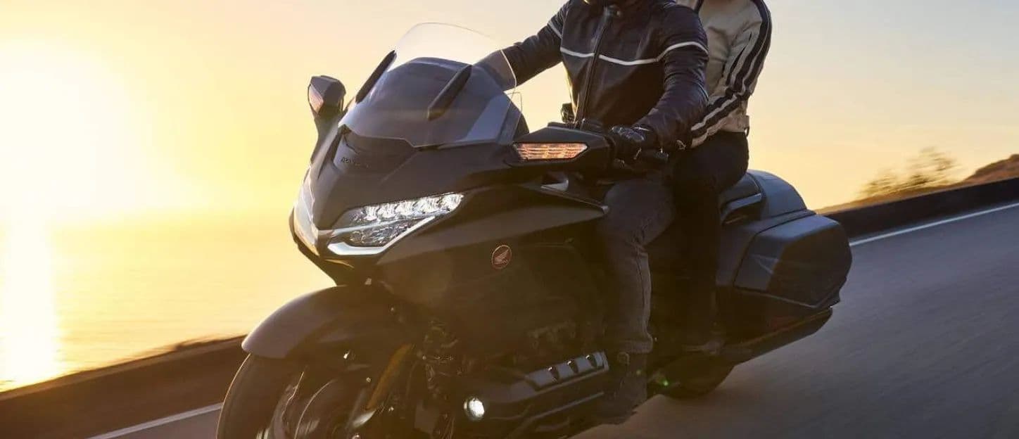 Taxi moto Fast and Gold en route au coucher du soleil